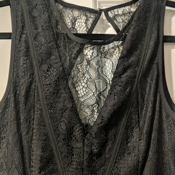 Beautiful BCBG Lace Dress - Picture 4 of 5